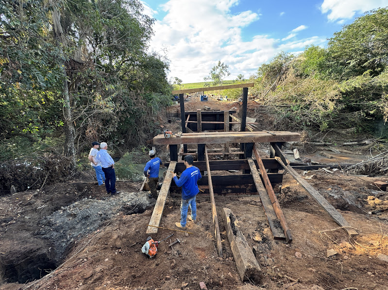 Prefeitura de Caracol reconstrói ponte sobre o Rio Campo Limpo no Alto Caracol Prefeitura de Caracol reconstrói ponte sobre o Rio Campo Limpo no Alto Caracol