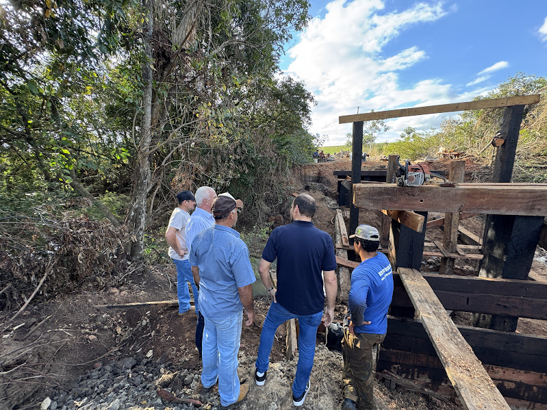 Prefeitura de Caracol reconstrói ponte sobre o Rio Campo Limpo no Alto Caracol Prefeitura de Caracol reconstrói ponte sobre o Rio Campo Limpo no Alto Caracol