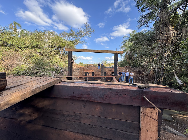 Prefeitura de Caracol reconstrói ponte sobre o Rio Campo Limpo no Alto Caracol Prefeitura de Caracol reconstrói ponte sobre o Rio Campo Limpo no Alto Caracol