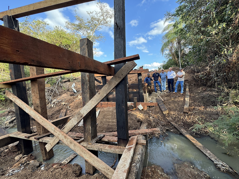 Prefeitura de Caracol reconstrói ponte sobre o Rio Campo Limpo no Alto Caracol Prefeitura de Caracol reconstrói ponte sobre o Rio Campo Limpo no Alto Caracol