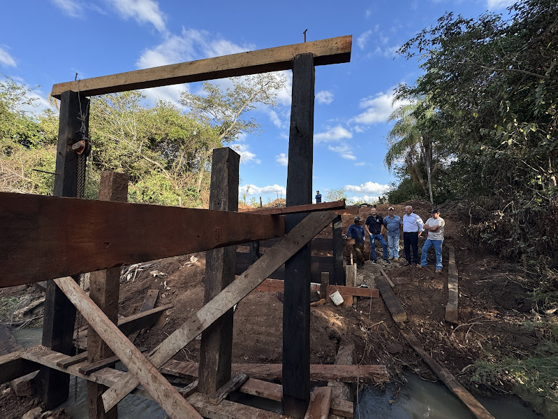 Prefeitura de Caracol reconstrói ponte sobre o Rio Campo Limpo no Alto Caracol Prefeitura de Caracol reconstrói ponte sobre o Rio Campo Limpo no Alto Caracol