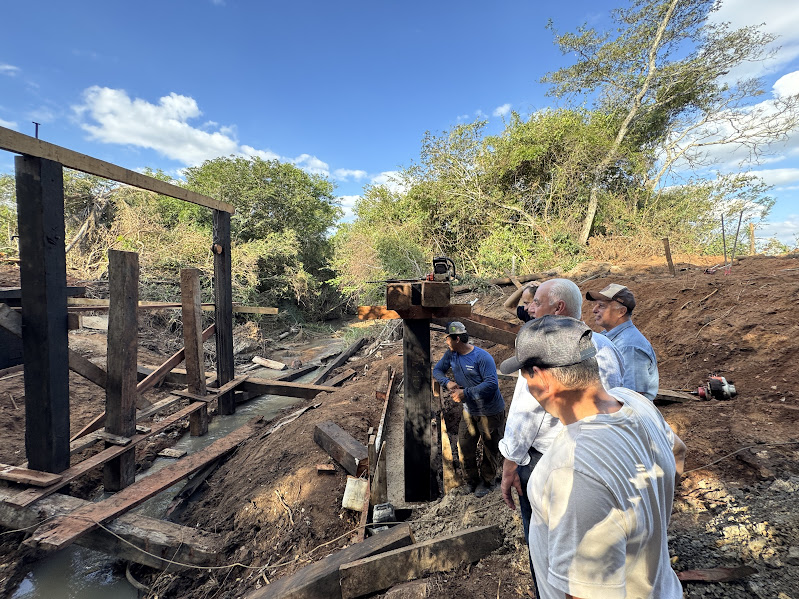 Prefeitura de Caracol reconstrói ponte sobre o Rio Campo Limpo no Alto Caracol Prefeitura de Caracol reconstrói ponte sobre o Rio Campo Limpo no Alto Caracol
