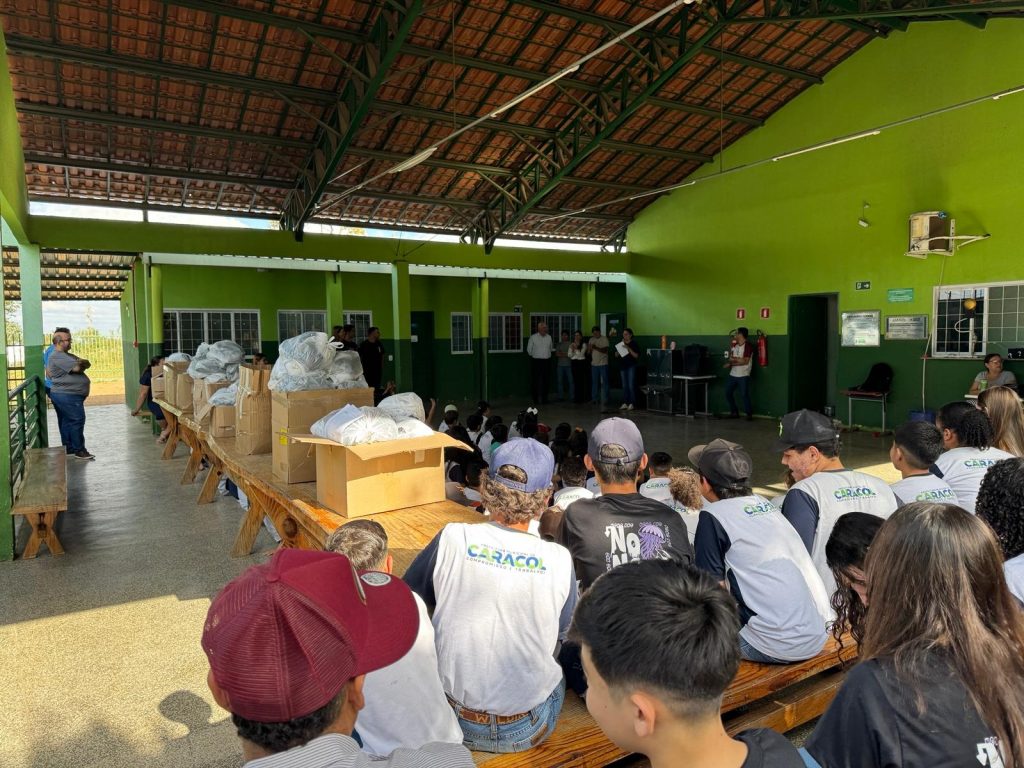 Escola Inácio Silvestre Monteiro, no Alto Caracol, entrega novos uniformes em clima de festa e desfile Escola Inácio Silvestre Monteiro, no Alto Caracol, entrega novos uniformes em clima de festa e desfile