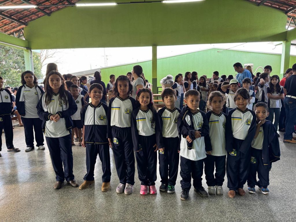 Escola Inácio Silvestre Monteiro, no Alto Caracol, entrega novos uniformes em clima de festa e desfile Escola Inácio Silvestre Monteiro, no Alto Caracol, entrega novos uniformes em clima de festa e desfile
