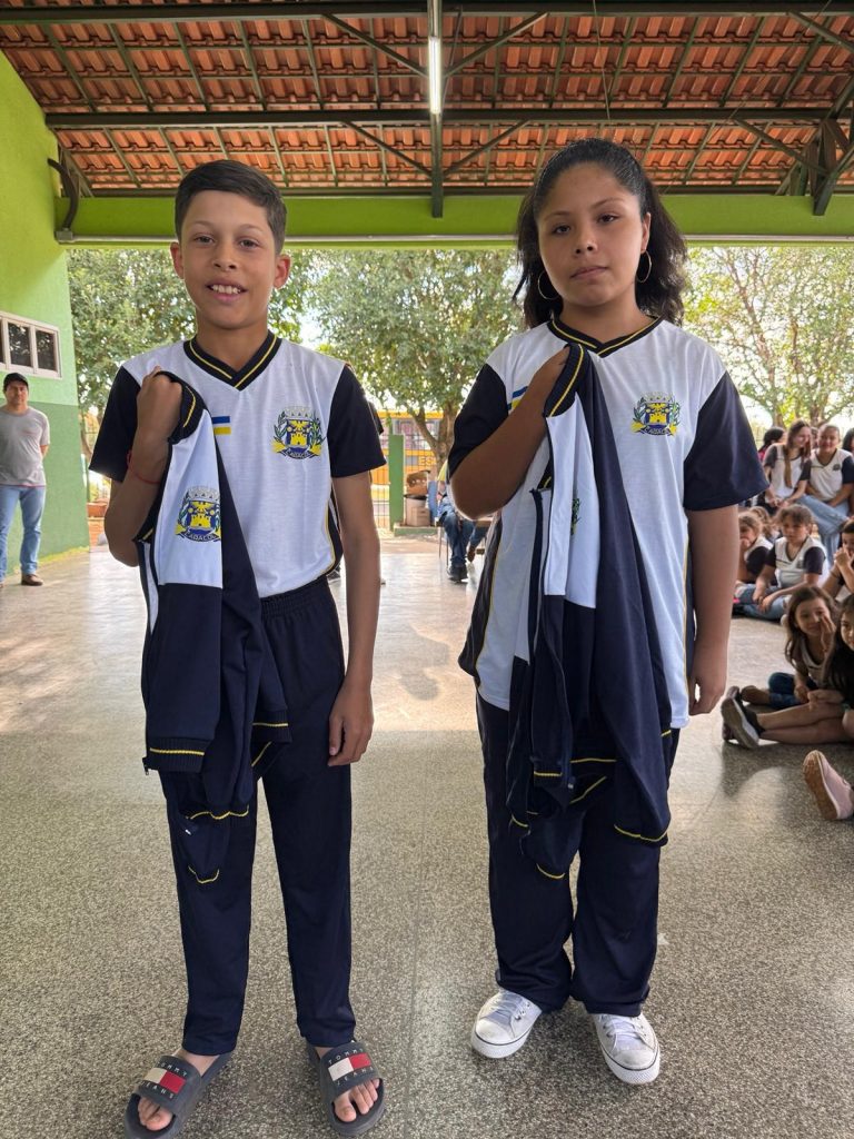 Escola Inácio Silvestre Monteiro, no Alto Caracol, entrega novos uniformes em clima de festa e desfile Escola Inácio Silvestre Monteiro, no Alto Caracol, entrega novos uniformes em clima de festa e desfile