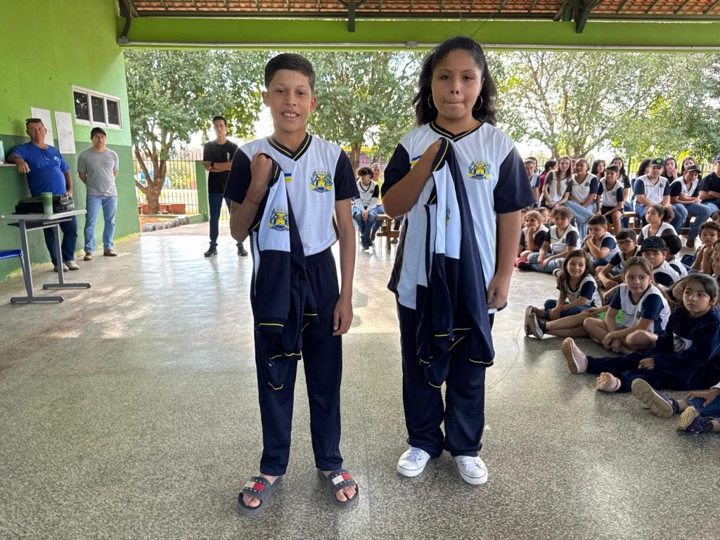 Escola Inácio Silvestre Monteiro, no Alto Caracol, entrega novos uniformes em clima de festa e desfile Escola Inácio Silvestre Monteiro, no Alto Caracol, entrega novos uniformes em clima de festa e desfile
