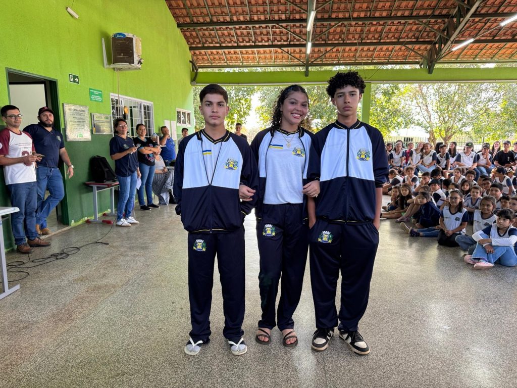 Escola Inácio Silvestre Monteiro, no Alto Caracol, entrega novos uniformes em clima de festa e desfile Escola Inácio Silvestre Monteiro, no Alto Caracol, entrega novos uniformes em clima de festa e desfile