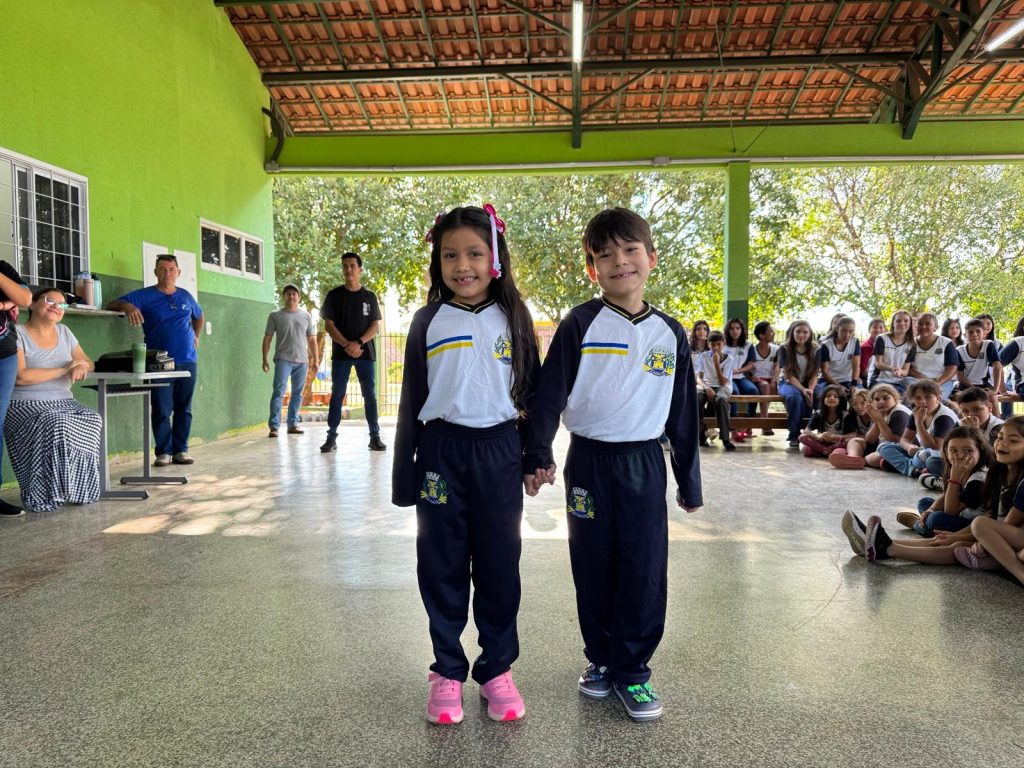 Escola Inácio Silvestre Monteiro, no Alto Caracol, entrega novos uniformes em clima de festa e desfile Escola Inácio Silvestre Monteiro, no Alto Caracol, entrega novos uniformes em clima de festa e desfile
