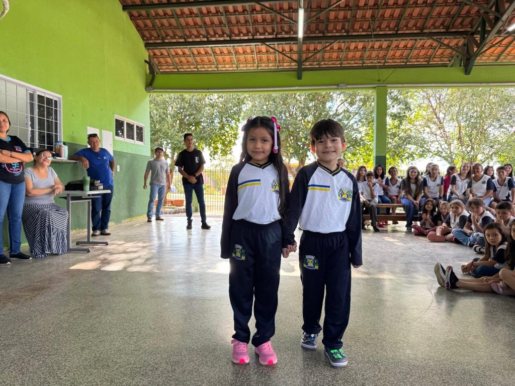 Escola Inácio Silvestre Monteiro, no Alto Caracol, entrega novos uniformes em clima de festa e desfile Escola Inácio Silvestre Monteiro, no Alto Caracol, entrega novos uniformes em clima de festa e desfile