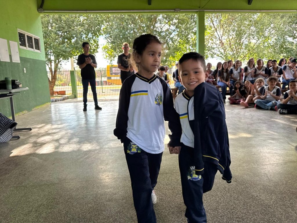 Escola Inácio Silvestre Monteiro, no Alto Caracol, entrega novos uniformes em clima de festa e desfile Escola Inácio Silvestre Monteiro, no Alto Caracol, entrega novos uniformes em clima de festa e desfile