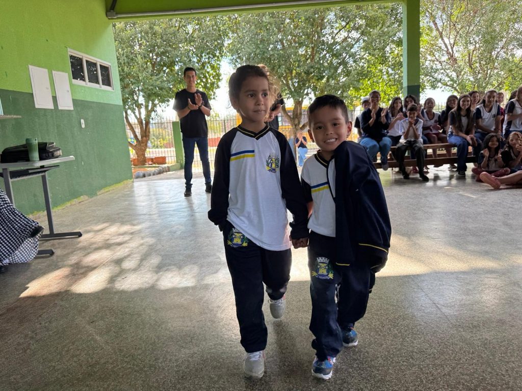 Escola Inácio Silvestre Monteiro, no Alto Caracol, entrega novos uniformes em clima de festa e desfile Escola Inácio Silvestre Monteiro, no Alto Caracol, entrega novos uniformes em clima de festa e desfile