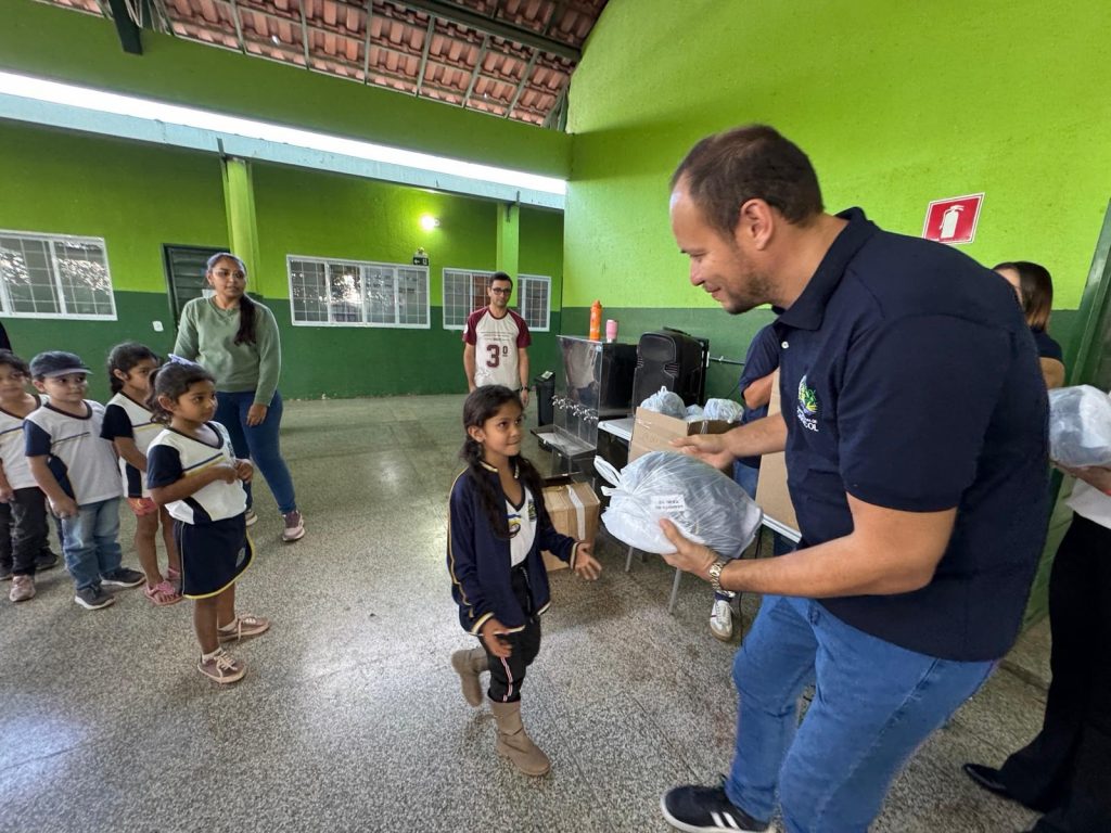 Escola Inácio Silvestre Monteiro, no Alto Caracol, entrega novos uniformes em clima de festa e desfile Escola Inácio Silvestre Monteiro, no Alto Caracol, entrega novos uniformes em clima de festa e desfile