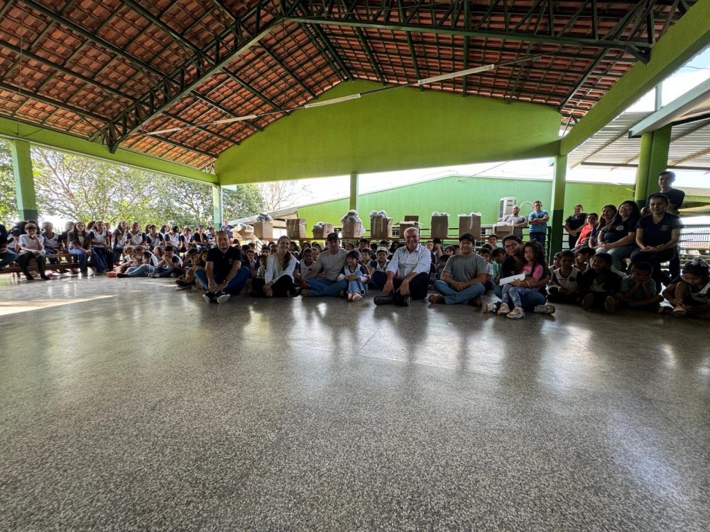 Escola Inácio Silvestre Monteiro, no Alto Caracol, entrega novos uniformes em clima de festa e desfile Escola Inácio Silvestre Monteiro, no Alto Caracol, entrega novos uniformes em clima de festa e desfile