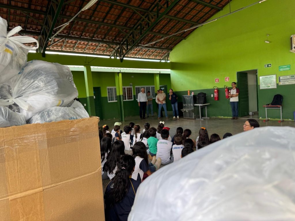 Escola Inácio Silvestre Monteiro, no Alto Caracol, entrega novos uniformes em clima de festa e desfile Escola Inácio Silvestre Monteiro, no Alto Caracol, entrega novos uniformes em clima de festa e desfile