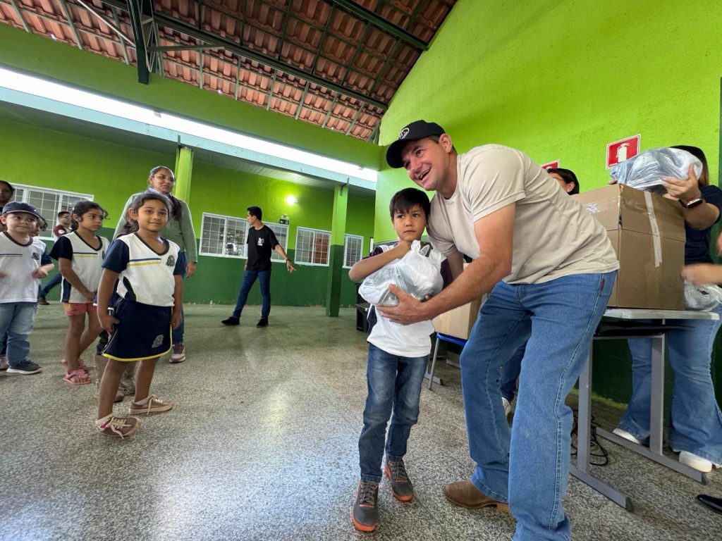 Escola Inácio Silvestre Monteiro, no Alto Caracol, entrega novos uniformes em clima de festa e desfile Escola Inácio Silvestre Monteiro, no Alto Caracol, entrega novos uniformes em clima de festa e desfile