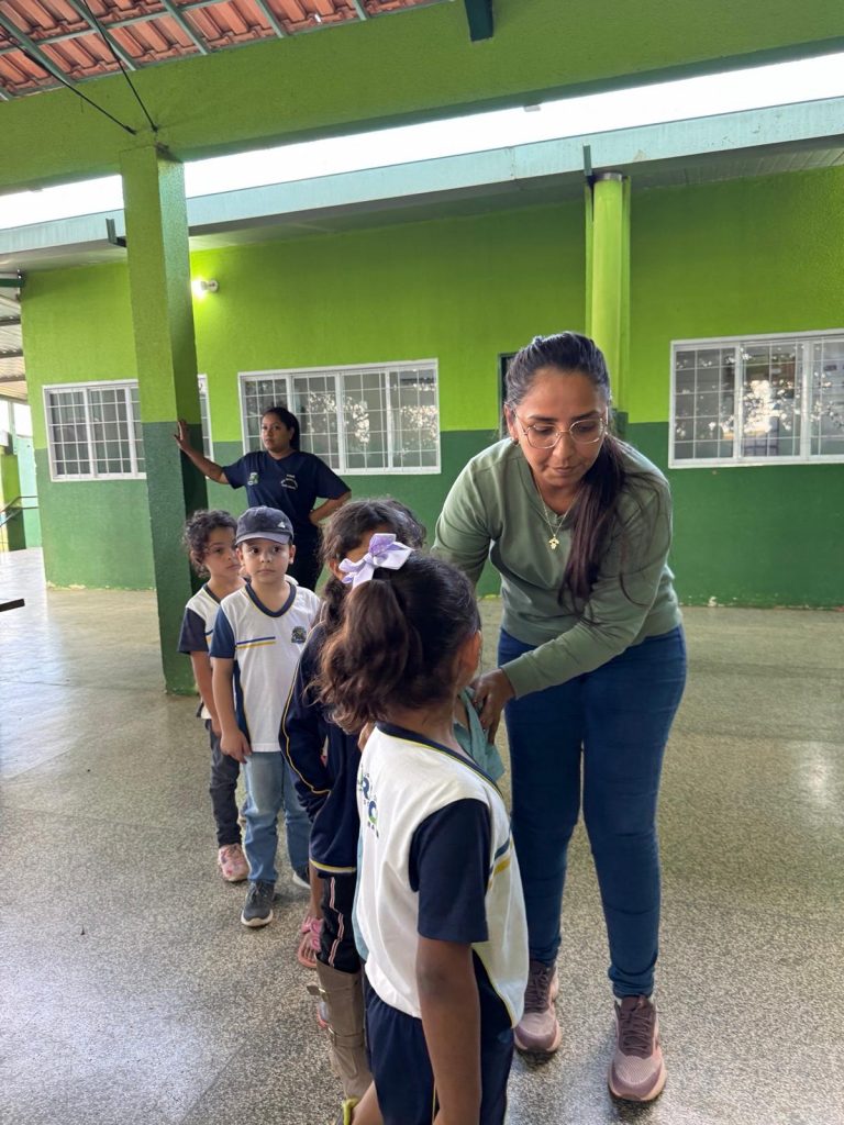 Escola Inácio Silvestre Monteiro, no Alto Caracol, entrega novos uniformes em clima de festa e desfile Escola Inácio Silvestre Monteiro, no Alto Caracol, entrega novos uniformes em clima de festa e desfile