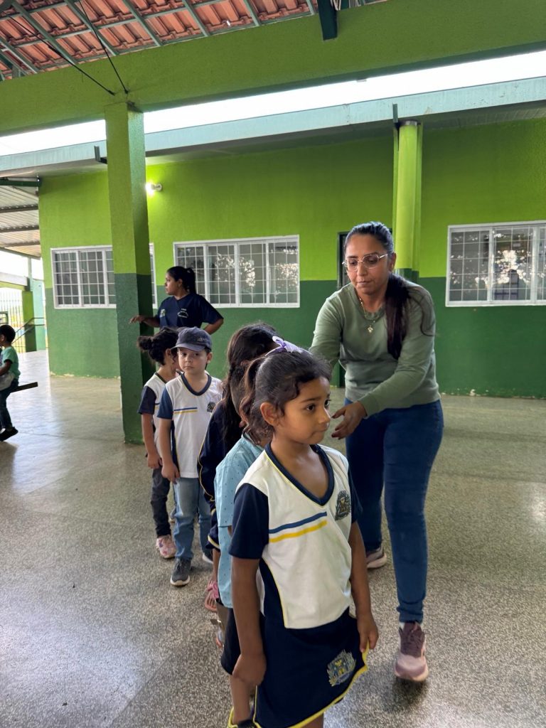Escola Inácio Silvestre Monteiro, no Alto Caracol, entrega novos uniformes em clima de festa e desfile Escola Inácio Silvestre Monteiro, no Alto Caracol, entrega novos uniformes em clima de festa e desfile
