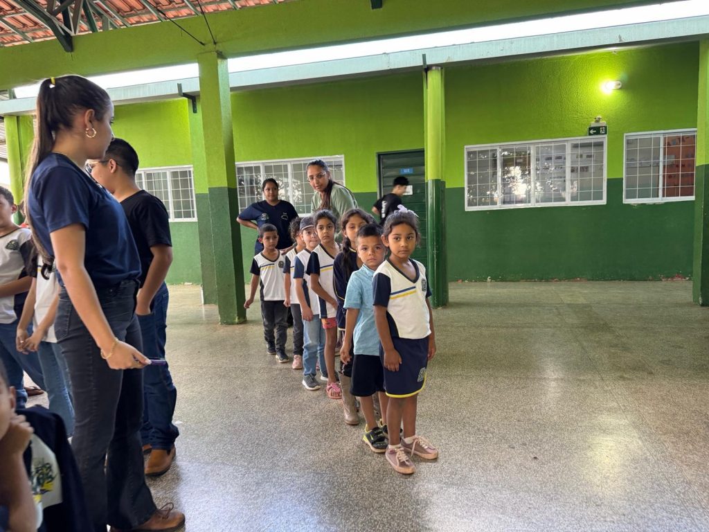 Escola Inácio Silvestre Monteiro, no Alto Caracol, entrega novos uniformes em clima de festa e desfile Escola Inácio Silvestre Monteiro, no Alto Caracol, entrega novos uniformes em clima de festa e desfile