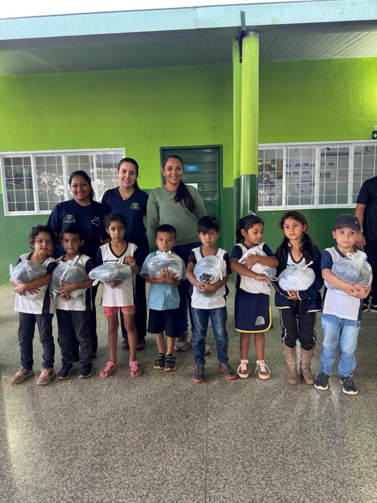 Escola Inácio Silvestre Monteiro, no Alto Caracol, entrega novos uniformes em clima de festa e desfile Escola Inácio Silvestre Monteiro, no Alto Caracol, entrega novos uniformes em clima de festa e desfile