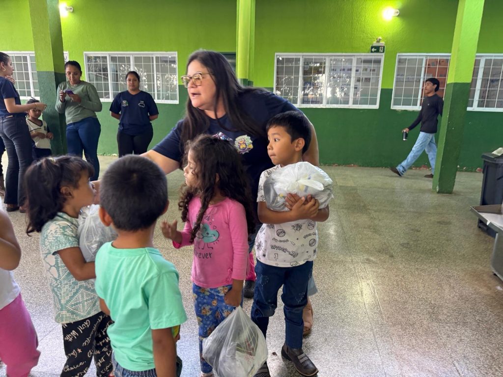 Escola Inácio Silvestre Monteiro, no Alto Caracol, entrega novos uniformes em clima de festa e desfile Escola Inácio Silvestre Monteiro, no Alto Caracol, entrega novos uniformes em clima de festa e desfile
