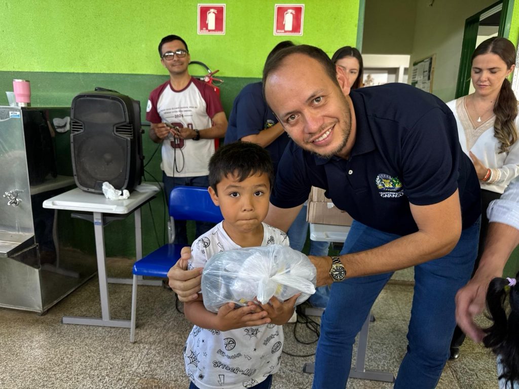 Escola Inácio Silvestre Monteiro, no Alto Caracol, entrega novos uniformes em clima de festa e desfile Escola Inácio Silvestre Monteiro, no Alto Caracol, entrega novos uniformes em clima de festa e desfile