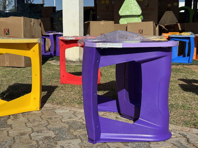 Prefeitura de Caracol adquire novas carteiras modernas e lúdicas