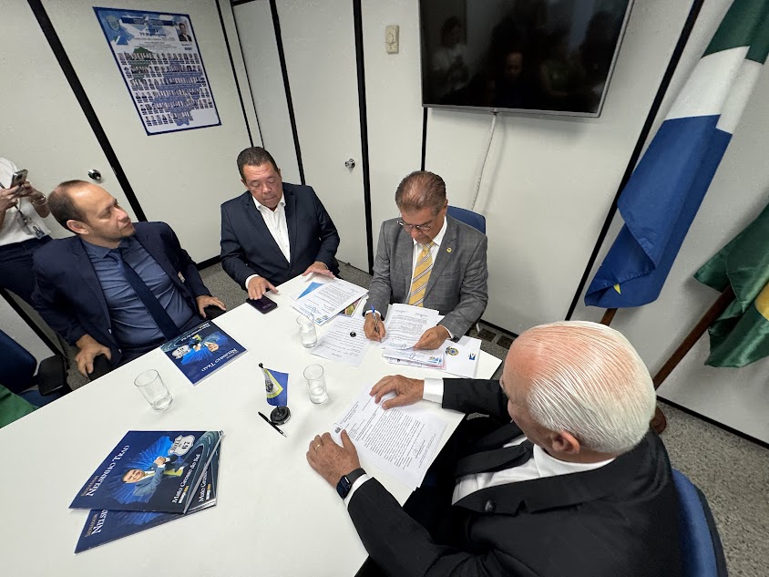 Prefeito Carlos Humberto Pagliosa e vereadores celebram resultados de viagem a Brasília Prefeito Carlos Humberto Pagliosa e vereadores celebram resultados de viagem a Brasília