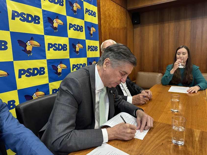 Prefeito Carlos Humberto Pagliosa e vereadores celebram resultados de viagem a Brasília Prefeito Carlos Humberto Pagliosa e vereadores celebram resultados de viagem a Brasília