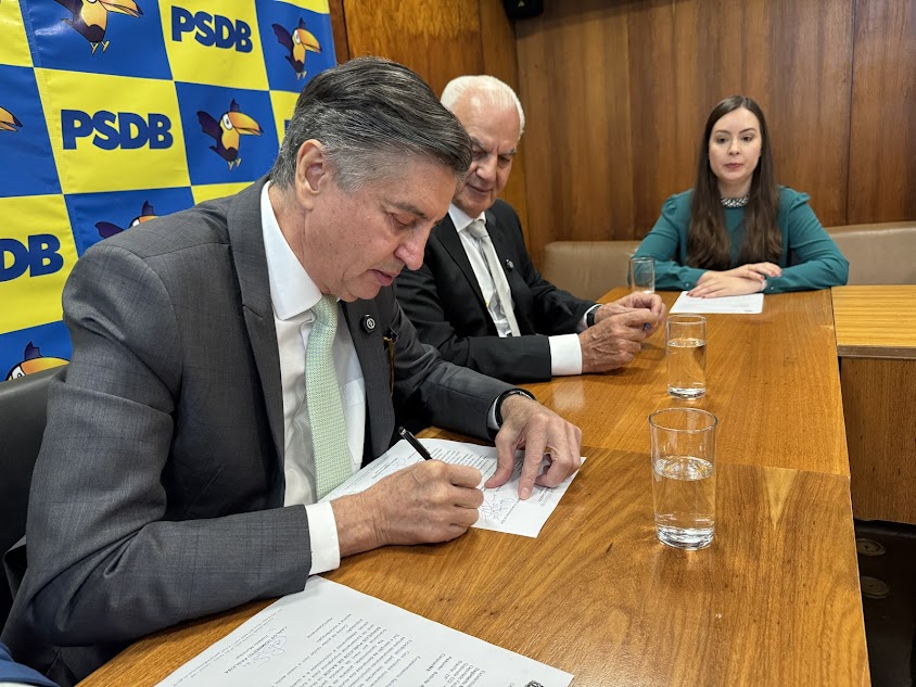 Prefeito Carlos Humberto Pagliosa e vereadores celebram resultados de viagem a Brasília Prefeito Carlos Humberto Pagliosa e vereadores celebram resultados de viagem a Brasília