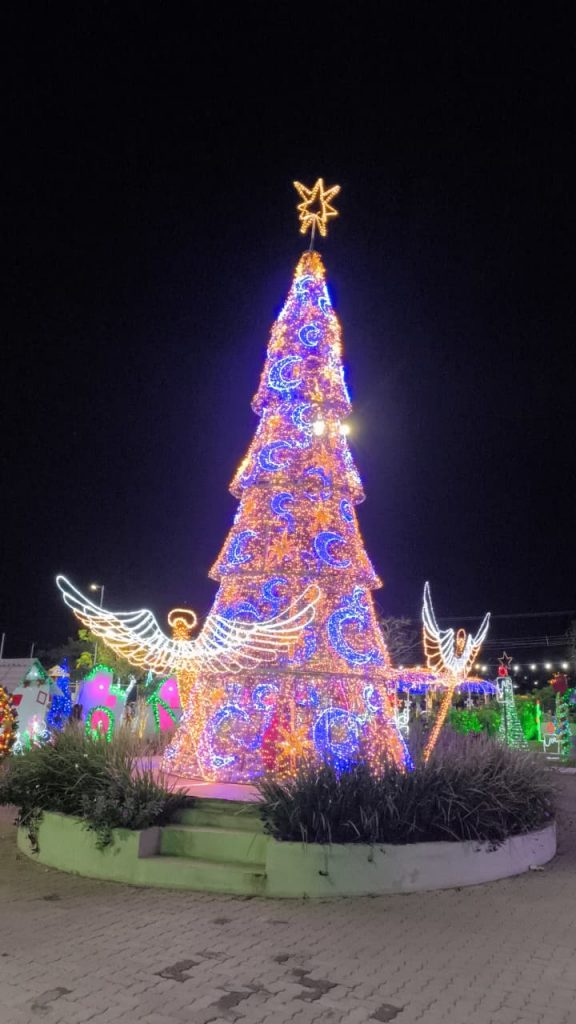 Em Caracol, Papai Noel chega de nave extraterrestre e encanta multidão no Natal de Luzes