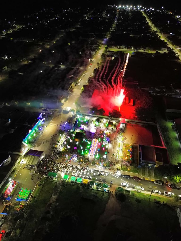 Em Caracol, Papai Noel chega de nave extraterrestre e encanta multidão no Natal de Luzes