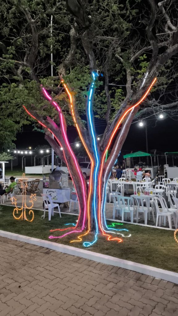 Em Caracol, Papai Noel chega de nave extraterrestre e encanta multidão no Natal de Luzes