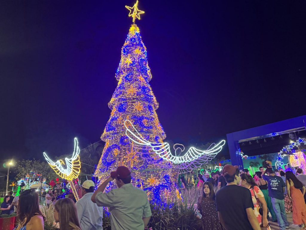 Em Caracol, Papai Noel chega de nave extraterrestre e encanta multidão no Natal de Luzes