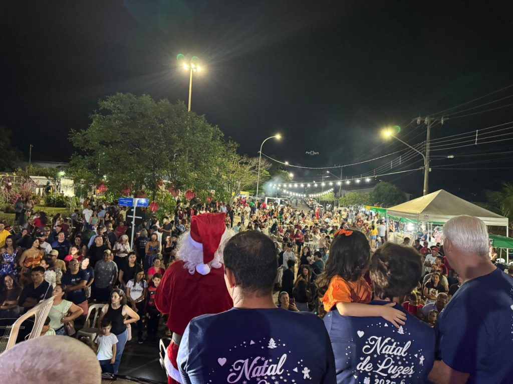 Em Caracol, Papai Noel chega de nave extraterrestre e encanta multidão no Natal de Luzes