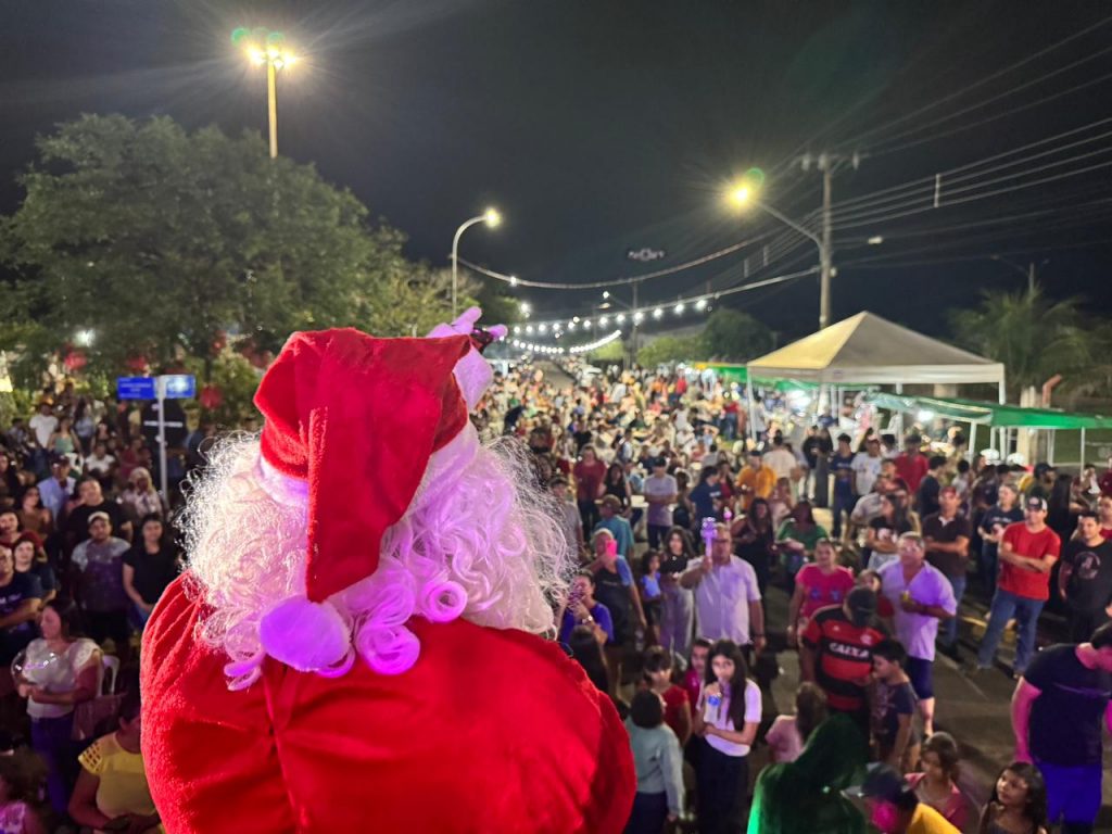 Em Caracol, Papai Noel chega de nave extraterrestre e encanta multidão no Natal de Luzes