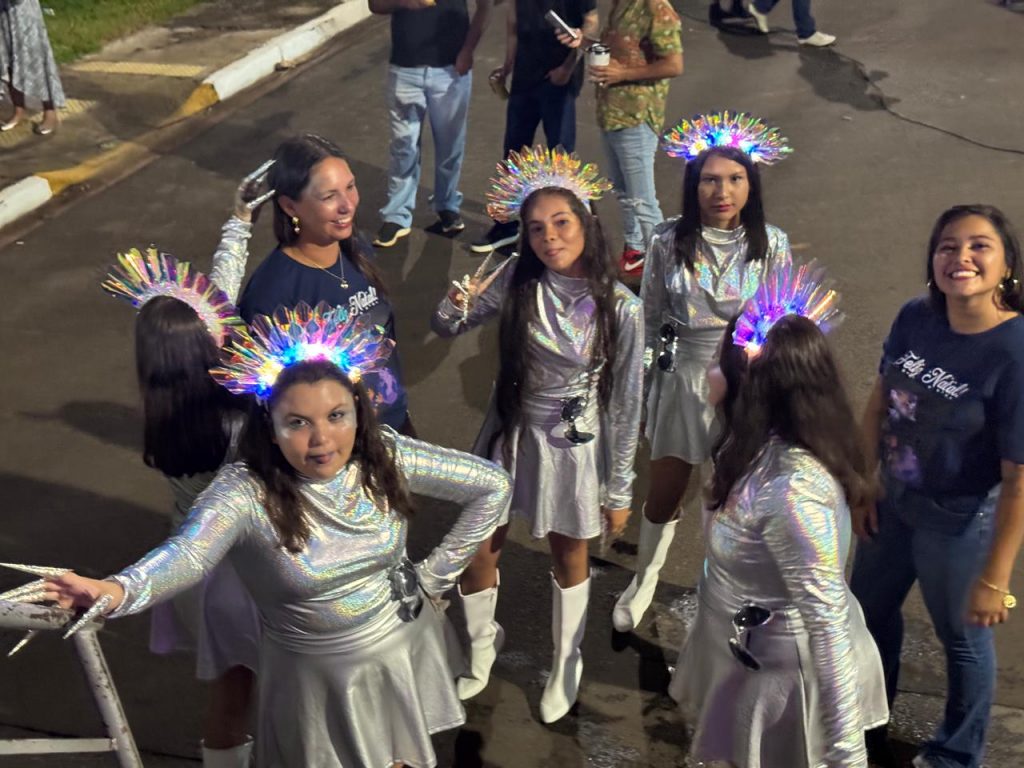 Em Caracol, Papai Noel chega de nave extraterrestre e encanta multidão no Natal de Luzes