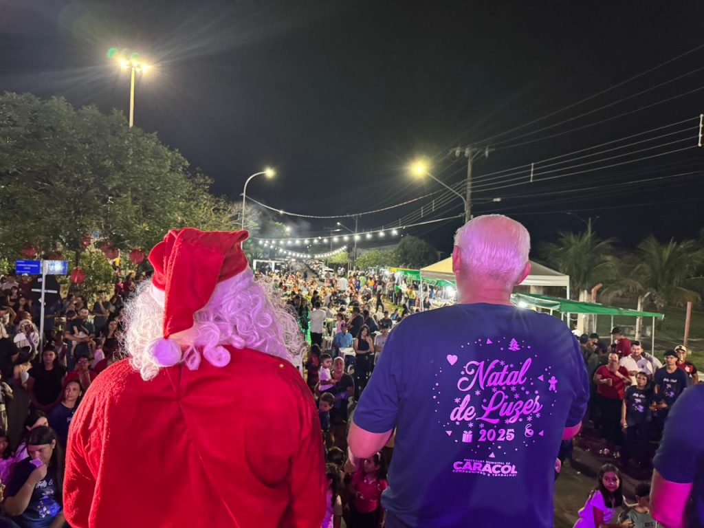 Em Caracol, Papai Noel chega de nave extraterrestre e encanta multidão no Natal de Luzes