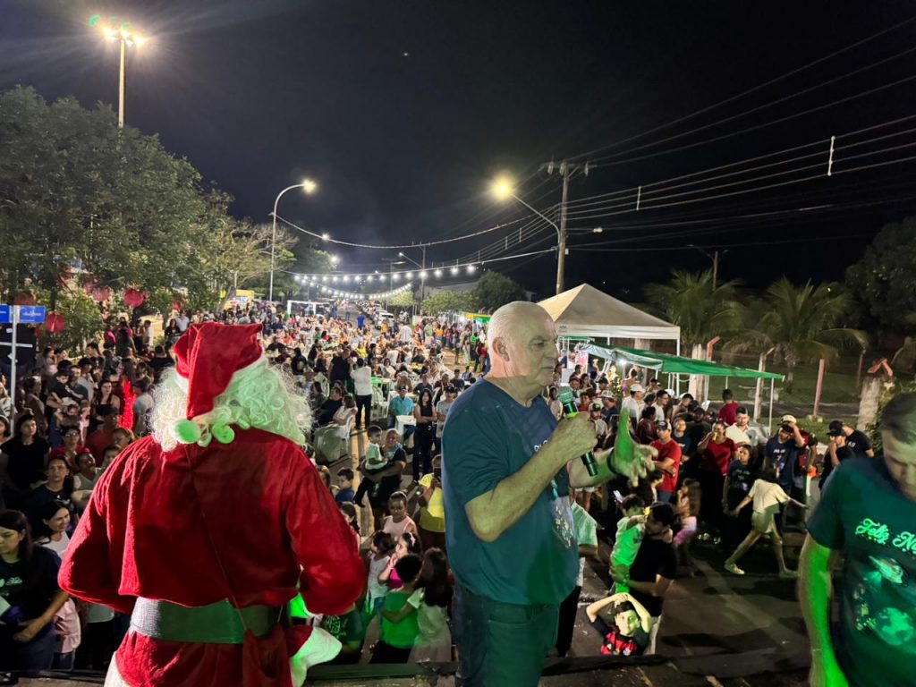 Em Caracol, Papai Noel chega de nave extraterrestre e encanta multidão no Natal de Luzes