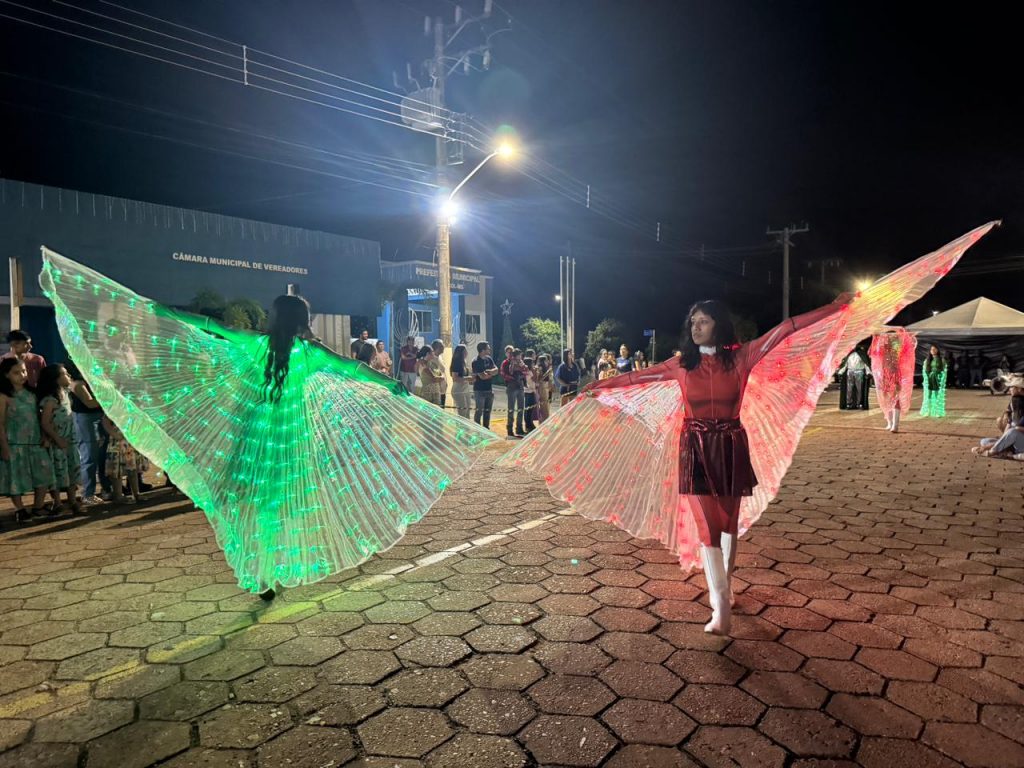 Em Caracol, Papai Noel chega de nave extraterrestre e encanta multidão no Natal de Luzes