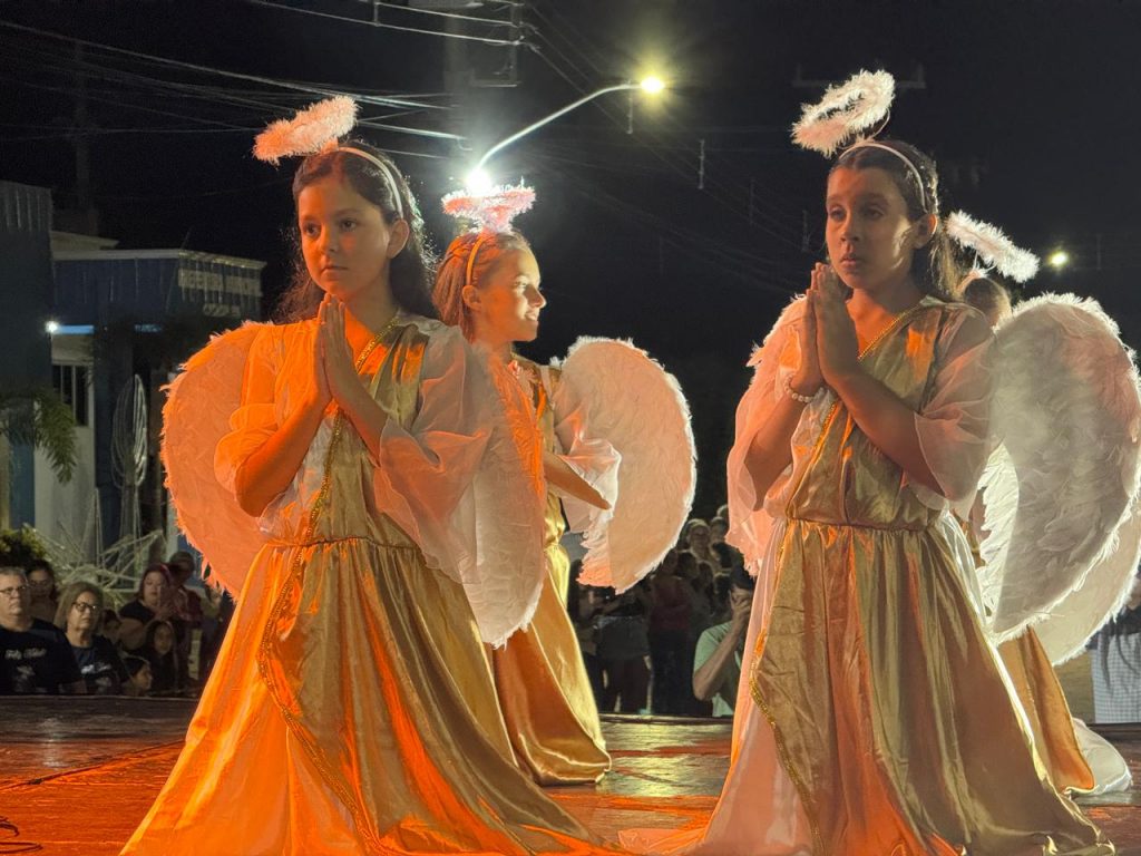 Em Caracol, Papai Noel chega de nave extraterrestre e encanta multidão no Natal de Luzes