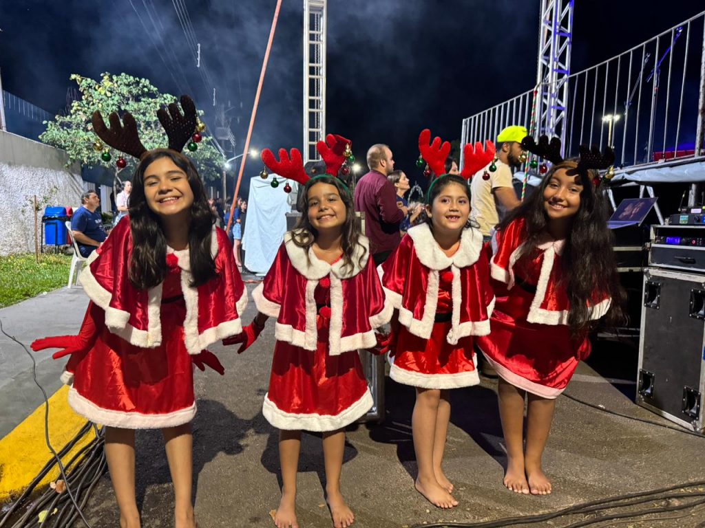 Em Caracol, Papai Noel chega de nave extraterrestre e encanta multidão no Natal de Luzes