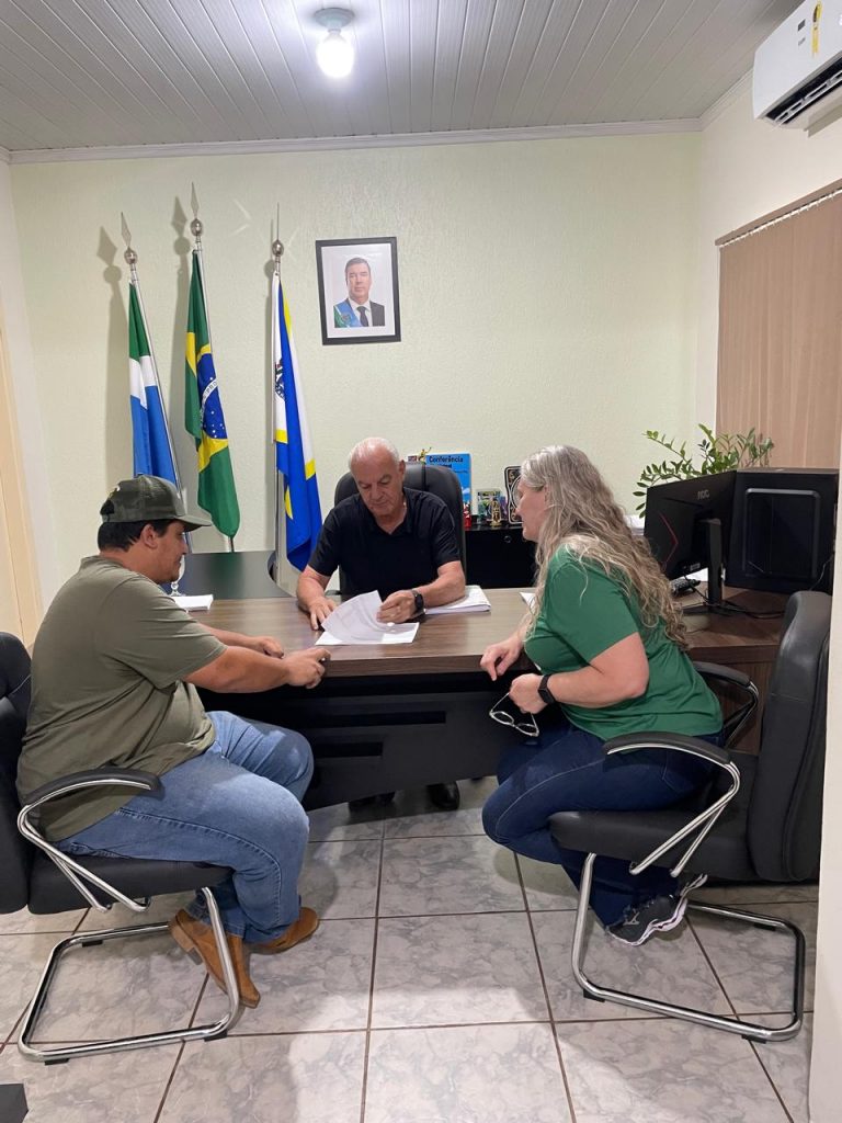 Prefeitura de Caracol injeta quase R$ 7 milhões na economia local com pagamento de folhas, 13º e abono Prefeitura de Caracol injeta quase R$ 7 milhões na economia local com pagamento de folhas, 13º e abono