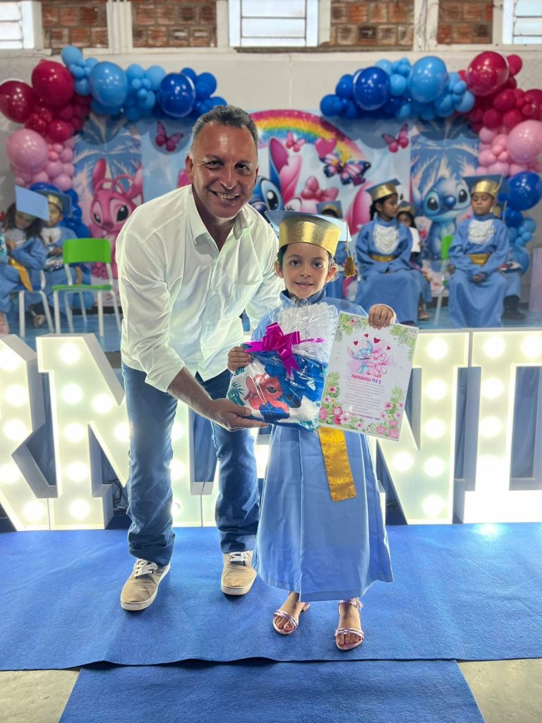 Escola Rural Inácio Silvestre Monteiro, no Alto Caracol, realiza formatura da Pré-Escola e do 9º ano