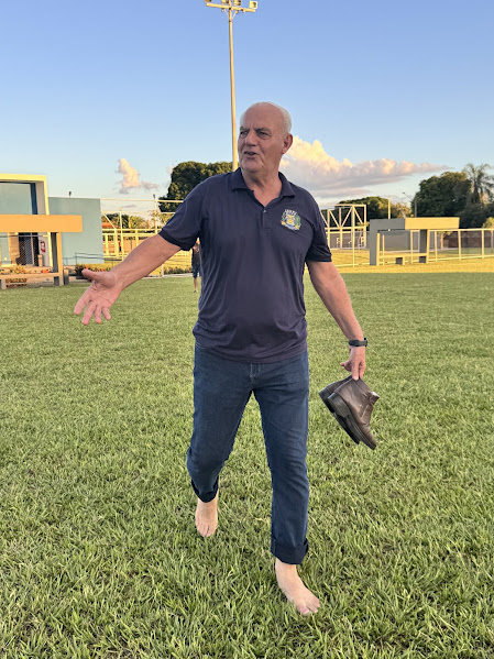 Prefeito Neco Pagliosa acompanha início dos preparativos do time de Caracol para a Copa Assomasul 2026