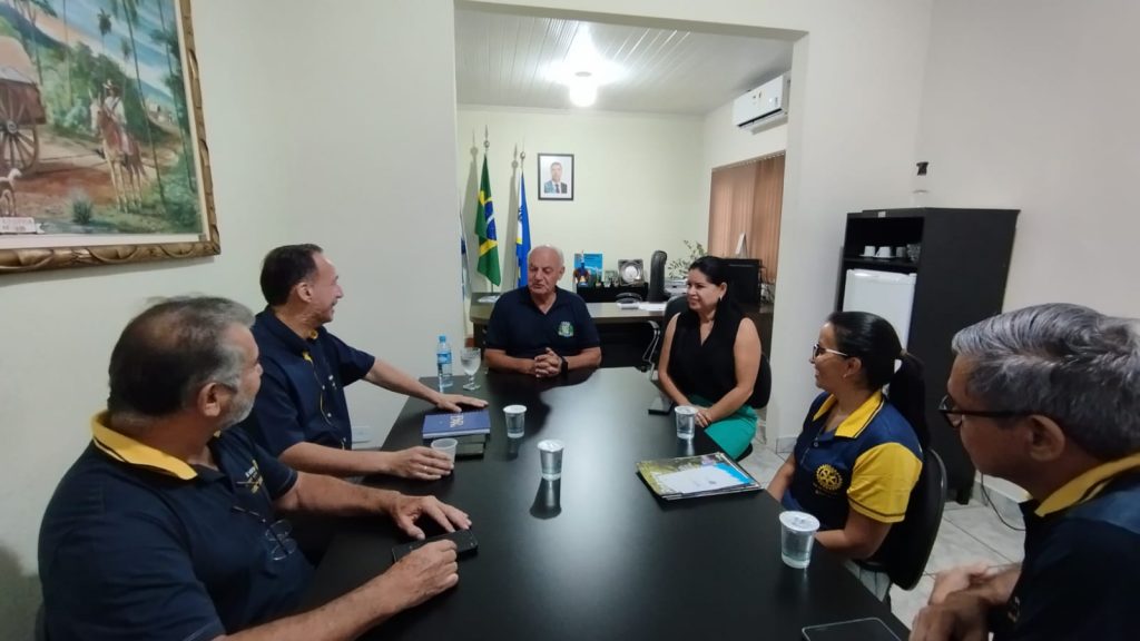 Diretoria do Rotaract Club de Bela Vista visita Prefeito de Caracol
