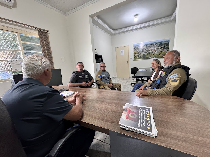 Equipe da AGEMS cumpre agenda de orientação e fiscalização sobre transporte irregular em Caracol Equipe da AGEMS cumpre agenda de orientação e fiscalização sobre transporte irregular em Caracol