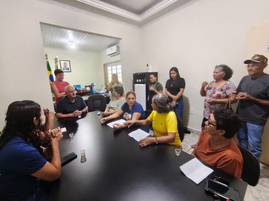 Membros do Projeto SCFV +60 de Caracol surpreendem Prefeito Municipal com cantata