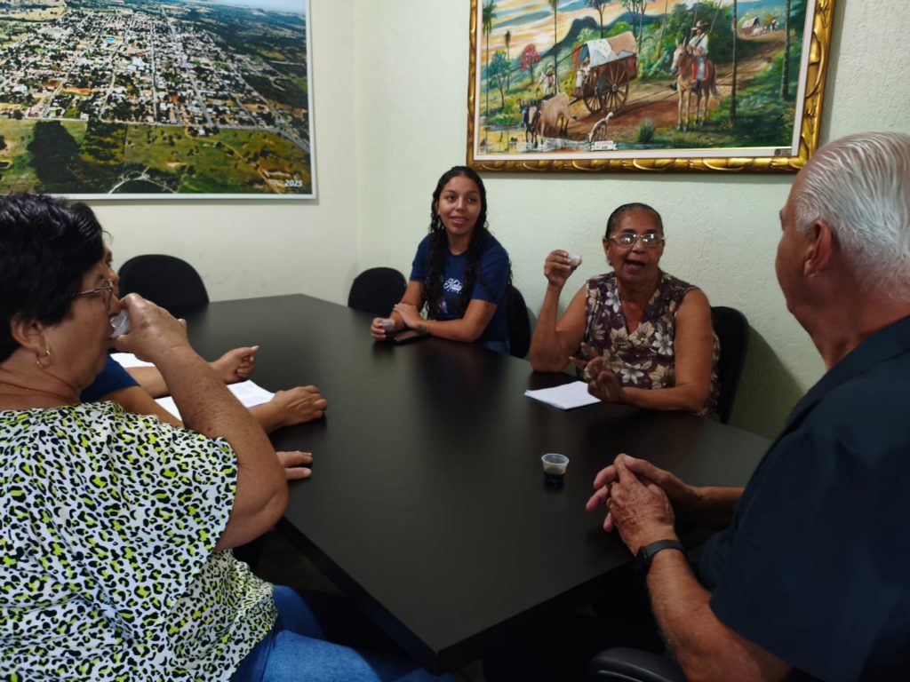 Membros do Projeto SCFV +60 de Caracol surpreendem Prefeito Municipal com cantata