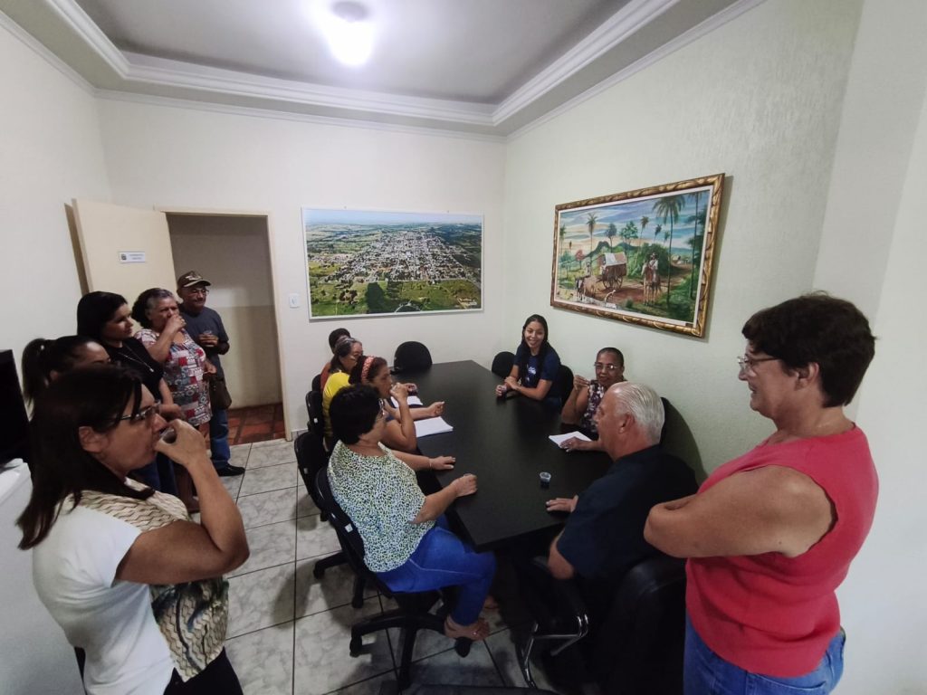 Membros do Projeto SCFV +60 de Caracol surpreendem Prefeito Municipal com cantata