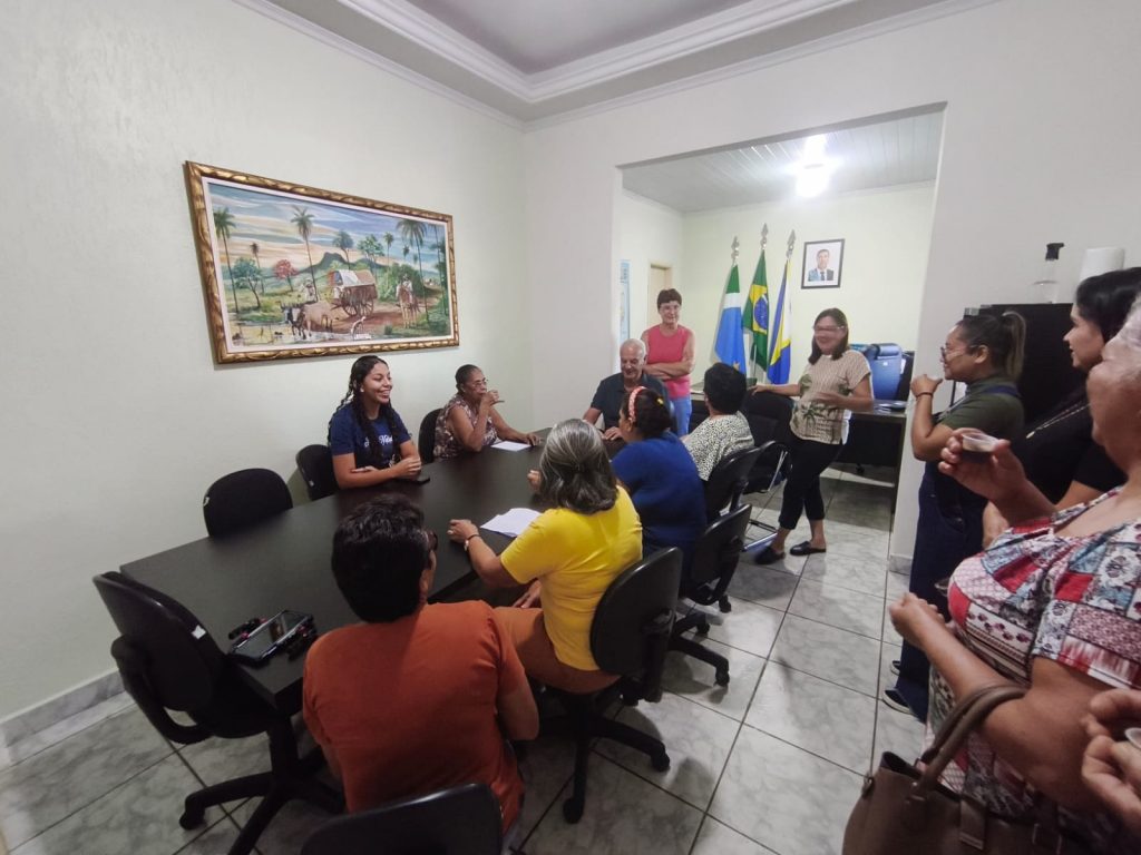 Membros do Projeto SCFV +60 de Caracol surpreendem Prefeito Municipal com cantata
